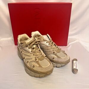 Valentino Garavani
MS-2960 panelled sneakers